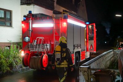 Weithin sichtbarer Feuerschein - Katwarn ausgelöst - Hütte mit Holz und Geräten brennt