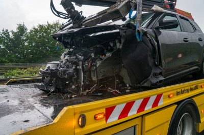 Totalschaden nach Aquaplaning – Fahrer (41) in Klinik