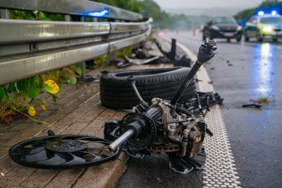 Totalschaden nach Aquaplaning – Fahrer (41) in Klinik