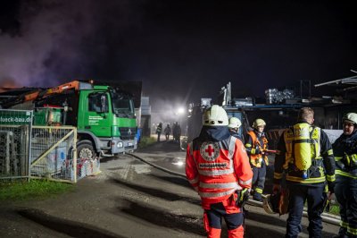 Großbrand in Lagerhalle eines Baustoffbetriebs in Maintal-Bischofsheim