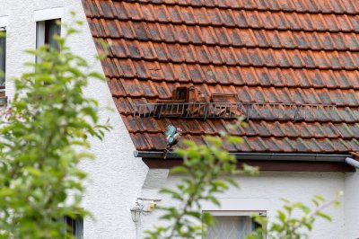 Windhose fegt nur zehn Sekunden durch Wohngebiet - 16 Dächer teils erheblich beschädigt - Feuerwehr im Dauereinsatz - Bäume stürzen um