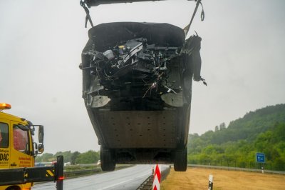 Totalschaden nach Aquaplaning – Fahrer (41) in Klinik