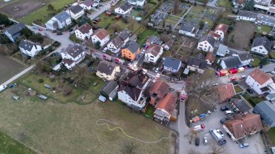 Dachstuhlbrand in Mehrfamilienhaus – elf Bewohner evakuiert – keine Verletzten – rund 70 Einsatzkräfte im Einsatz