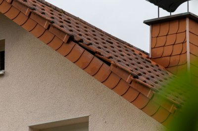 Windhose fegt nur zehn Sekunden durch Wohngebiet - 16 Dächer teils erheblich beschädigt - Feuerwehr im Dauereinsatz - Bäume stürzen um