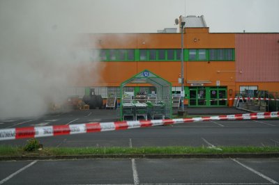 Großbrand auf Wertstoffhof - Baumarkt geräumt - Großeinsatz für Feuerwehr