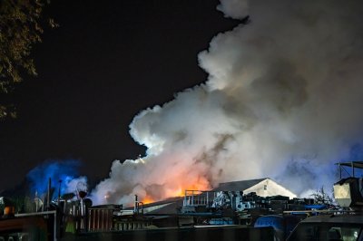 Großbrand in Lagerhalle eines Baustoffbetriebs in Maintal-Bischofsheim