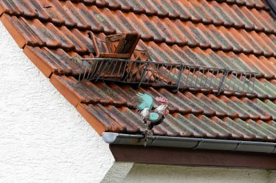 Windhose fegt nur zehn Sekunden durch Wohngebiet - 16 Dächer teils erheblich beschädigt - Feuerwehr im Dauereinsatz - Bäume stürzen um