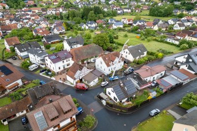 Windhose fegt nur zehn Sekunden durch Wohngebiet - 16 Dächer teils erheblich beschädigt - Feuerwehr im Dauereinsatz - Bäume stürzen um