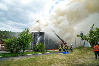 Großbrand auf Wertstoffhof - Baumarkt geräumt - Großeinsatz für Feuerwehr