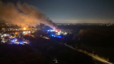 Großbrand in Lagerhalle eines Baustoffbetriebs in Maintal-Bischofsheim