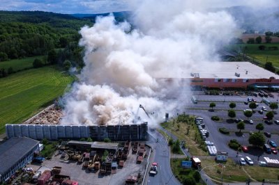 Großbrand auf Wertstoffhof - Baumarkt geräumt - Großeinsatz für Feuerwehr