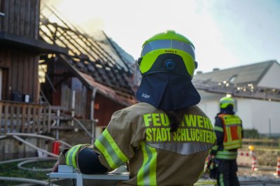 Scheune in Vollbrand – Flammen bedrohen Gastank – Feuerwehr verhindert Übergreifen auf Nachbarhaus