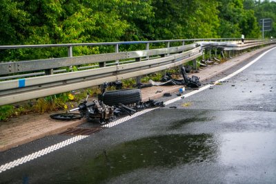 Totalschaden nach Aquaplaning – Fahrer (41) in Klinik