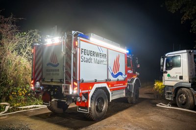Großbrand in Lagerhalle eines Baustoffbetriebs in Maintal-Bischofsheim