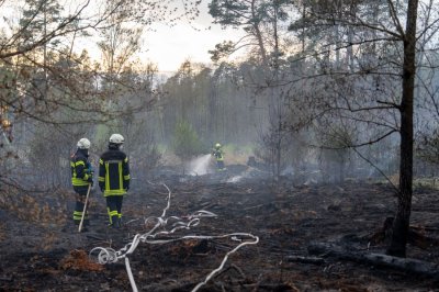 Waldbrand – Hubschrauber ortet Flammen aus der Luft