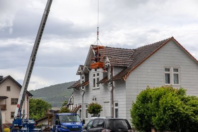 Windhose fegt nur zehn Sekunden durch Wohngebiet - 16 Dächer teils erheblich beschädigt - Feuerwehr im Dauereinsatz - Bäume stürzen um