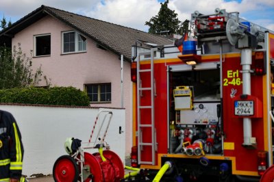 Dunkler Rauch – Defekter Kühlschrank löst Wohnungsbrand aus – Wohnung unbewohnbar – 50 Kräfte im Einsatz