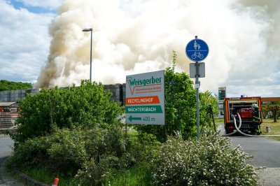 Großbrand auf Wertstoffhof - Baumarkt geräumt - Großeinsatz für Feuerwehr