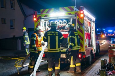 Meterhohe Feuersäulen bei Hallenbrand – Seniorenheim durch Rauch bedroht – Löschwasser gefriert