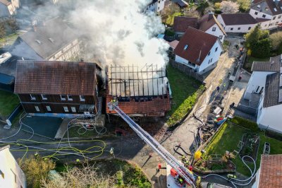 Scheune in Vollbrand – Flammen bedrohen Gastank – Feuerwehr verhindert Übergreifen auf Nachbarhaus