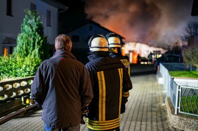 Meterhohe Feuersäulen bei Hallenbrand – Seniorenheim durch Rauch bedroht – Löschwasser gefriert