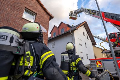 Dachstuhlbrand in Mehrfamilienhaus – elf Bewohner evakuiert – keine Verletzten – rund 70 Einsatzkräfte im Einsatz