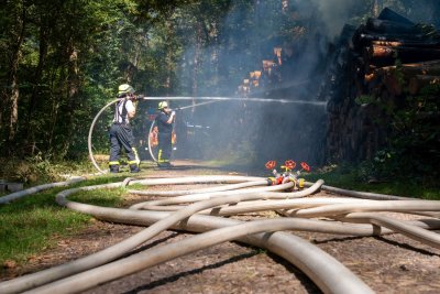 Brennender Holzpolter sorgt für größeren Einsatz