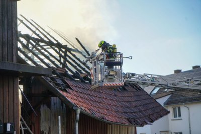 Scheune in Vollbrand – Flammen bedrohen Gastank – Feuerwehr verhindert Übergreifen auf Nachbarhaus