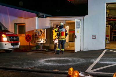 Meterhohe Feuersäulen bei Hallenbrand – Seniorenheim durch Rauch bedroht – Löschwasser gefriert