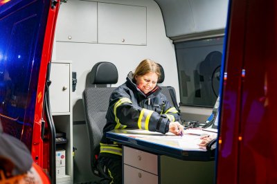 Meterhohe Feuersäulen bei Hallenbrand – Seniorenheim durch Rauch bedroht – Löschwasser gefriert