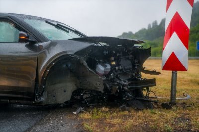 Totalschaden nach Aquaplaning – Fahrer (41) in Klinik