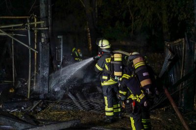 Weithin sichtbarer Feuerschein - Katwarn ausgelöst - Hütte mit Holz und Geräten brennt