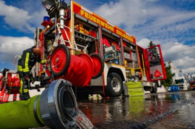 Dunkler Rauch – Defekter Kühlschrank löst Wohnungsbrand aus – Wohnung unbewohnbar – 50 Kräfte im Einsatz