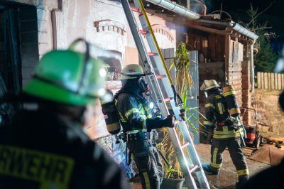 Garage auf Bauernhof in Vollbrand
