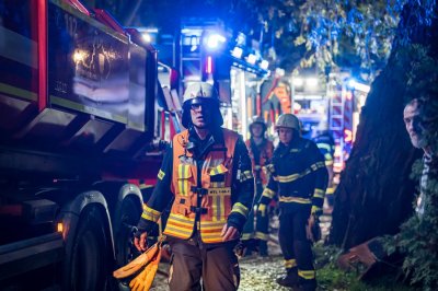 Großbrand in Lagerhalle eines Baustoffbetriebs in Maintal-Bischofsheim