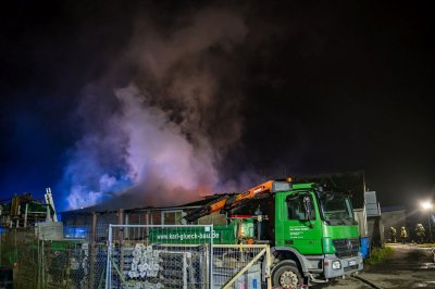 Großbrand in Lagerhalle eines Baustoffbetriebs in Maintal-Bischofsheim