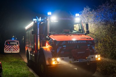 Großbrand in Lagerhalle eines Baustoffbetriebs in Maintal-Bischofsheim