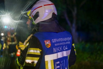 Weithin sichtbarer Feuerschein - Katwarn ausgelöst - Hütte mit Holz und Geräten brennt