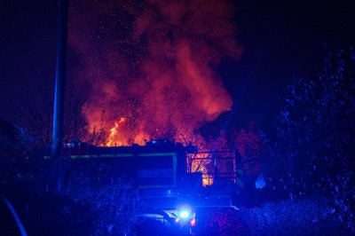 Großbrand in Lagerhalle eines Baustoffbetriebs in Maintal-Bischofsheim