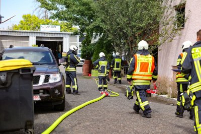 Dunkler Rauch – Defekter Kühlschrank löst Wohnungsbrand aus – Wohnung unbewohnbar – 50 Kräfte im Einsatz