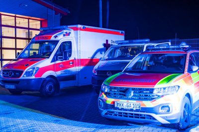 Meterhohe Feuersäulen bei Hallenbrand – Seniorenheim durch Rauch bedroht – Löschwasser gefriert