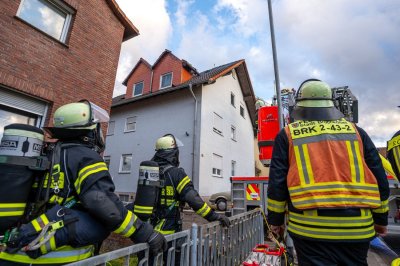 Dachstuhlbrand in Mehrfamilienhaus – elf Bewohner evakuiert – keine Verletzten – rund 70 Einsatzkräfte im Einsatz