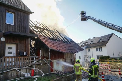 Scheune in Vollbrand – Flammen bedrohen Gastank – Feuerwehr verhindert Übergreifen auf Nachbarhaus