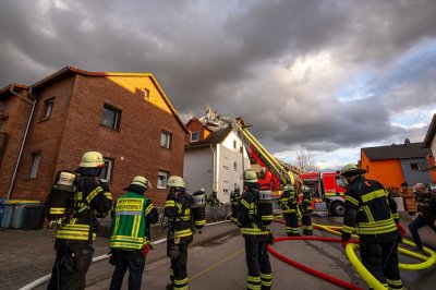 Dachstuhlbrand in Mehrfamilienhaus – elf Bewohner evakuiert – keine Verletzten – rund 70 Einsatzkräfte im Einsatz