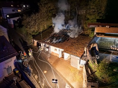 Garage auf Bauernhof in Vollbrand