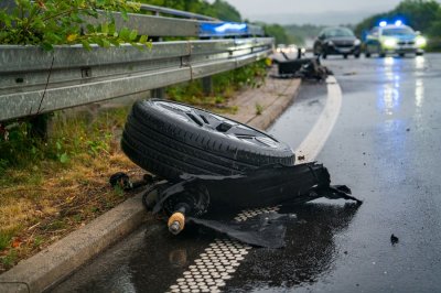 Totalschaden nach Aquaplaning – Fahrer (41) in Klinik
