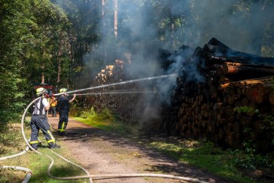 Brennender Holzpolter sorgt für größeren Einsatz