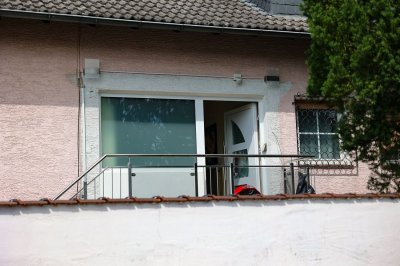 Dunkler Rauch – Defekter Kühlschrank löst Wohnungsbrand aus – Wohnung unbewohnbar – 50 Kräfte im Einsatz