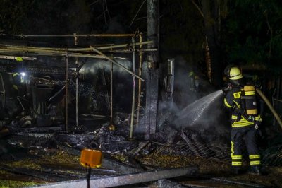 Weithin sichtbarer Feuerschein - Katwarn ausgelöst - Hütte mit Holz und Geräten brennt