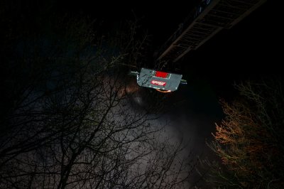 Meterhohe Feuersäulen bei Hallenbrand – Seniorenheim durch Rauch bedroht – Löschwasser gefriert